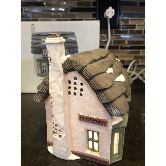 Vtg Dept 56 Cottage Toy Shop 1986 Dickens' Lane Christmas Village Lighted house - Picture 2 of 5